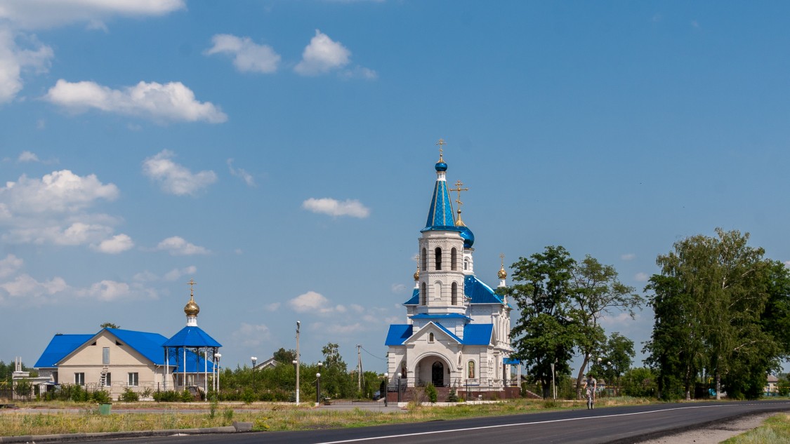 Городище. Церковь Космы и Дамиана. общий вид в ландшафте, Под синим небом - синева и злато