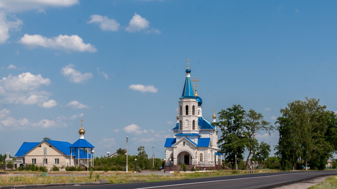 Церковь Космы и Дамиана, Городище (Старый Оскол, город, Белгородская область). общий вид в ландшафте, Под синим небом - синева и злато
