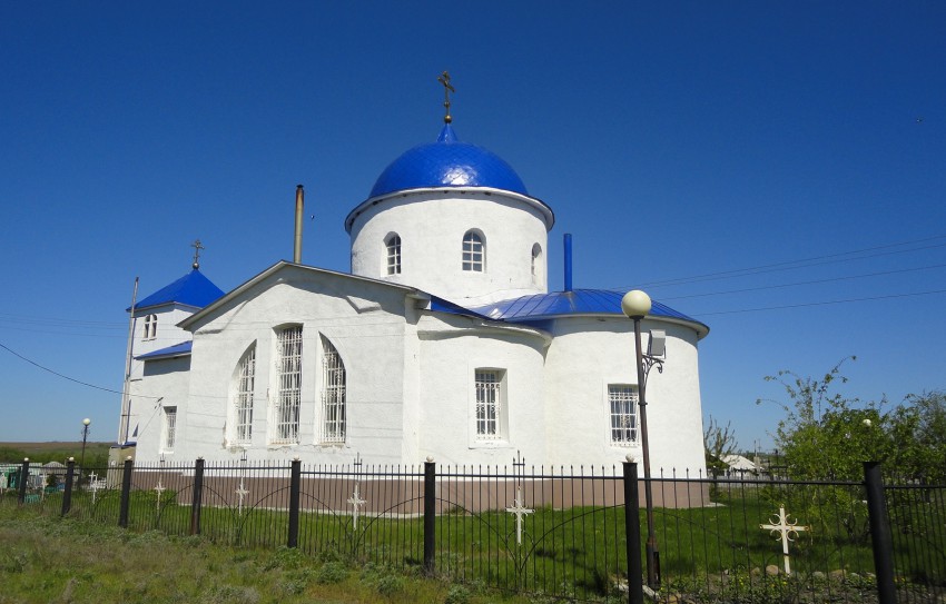 Ивановка. Церковь Рождества Пресвятой Богородицы. общий вид в ландшафте, Общий вид с юго-востока. На переднем плане сохранившийся южный придел храма. Точно такой же, обеспечивая крестообразность церкви в плане, был раньше и с её северной стороны.