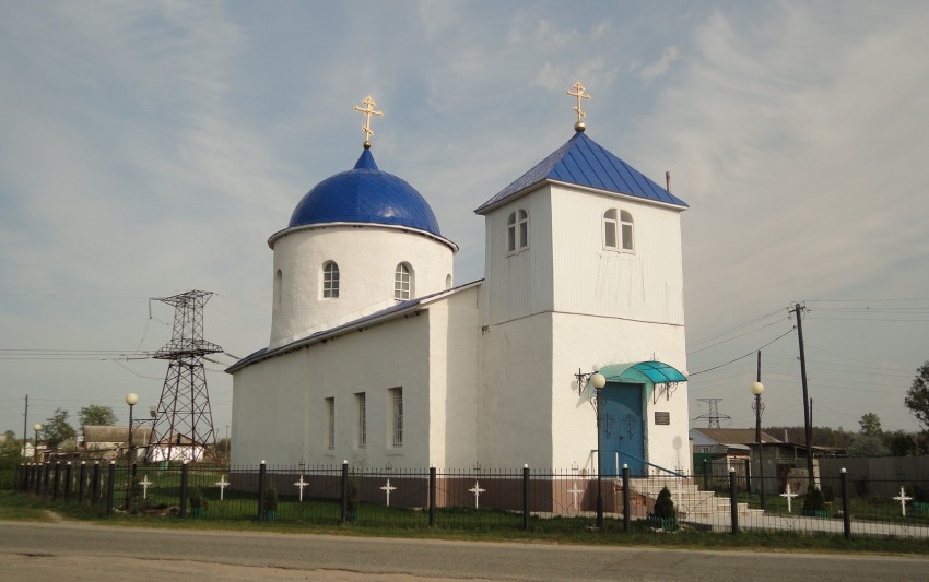 Ивановка. Церковь Рождества Пресвятой Богородицы. общий вид в ландшафте, Общий вид с северо-запада. Как и прежде, у большого светового барабана - восемь окон арочного типа