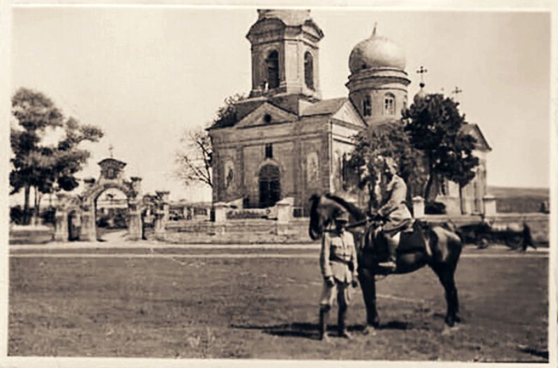 Вид на храм с юго-запада. Фото 1942 г. с аукциона e-bay.de, архивная фотография. Церковь Вознесения Господня, Старый Оскол (Старый Оскол, город, Белгородская область)