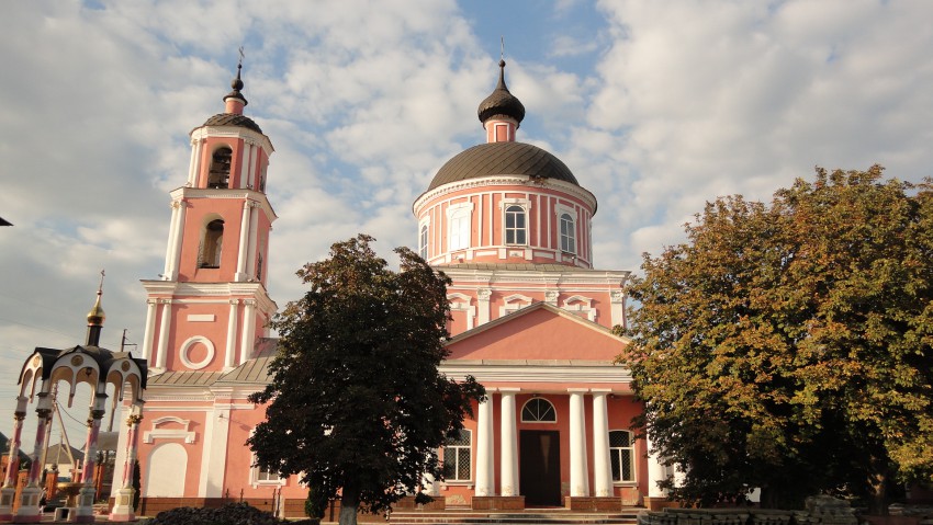 Церковь Воздвижения Креста Господня, Старый Оскол (Старый Оскол, город, Белгородская область). фасады, Южный фасад. Слева - ротонда с бюветом для святой воды