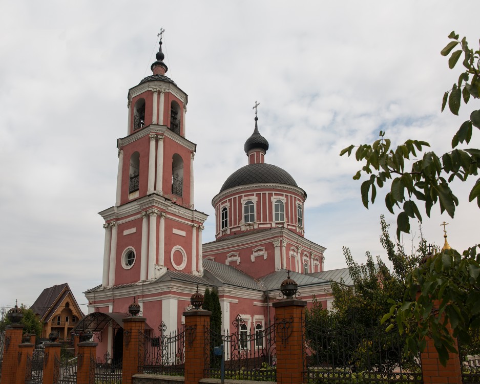 Старый Оскол. Церковь Воздвижения Креста Господня. фасады