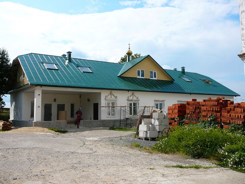 Соликамск. Соликамский Иоанно-Предтеченский Красносельский женский монастырь. общий вид в ландшафте, Монастырский дом. 