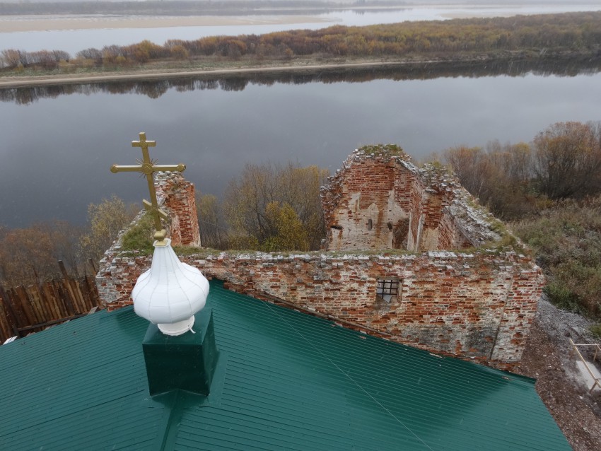 Церковь Сергия Радонежского, Смольниковская (Курья) (Холмогорский район, Архангельская область). архитектурные детали, в центре кадра - алтарь, в левой части - разрушенный Ильинский придел