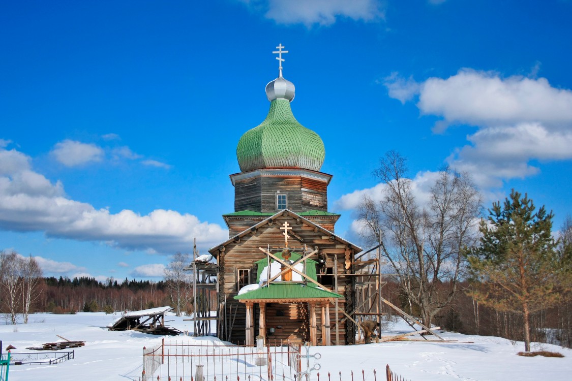 Церковь Николая Чудотворца, Гридинская (Григорово) (Вельский район, Архангельская область). фасады, Западный фасад храма с новым крыльцом