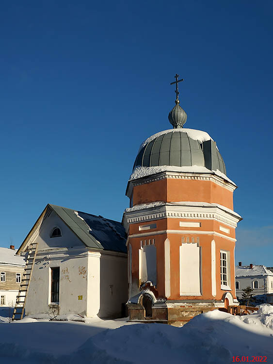 Вышний Волочёк. Казанский монастырь. Неизвестная надкладезная часовня. фасады