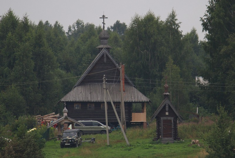 Церковь Филиппа, митрополита Московского, Селище (Калязинский район, Тверская область). фасады, Вид с запада, с реки Волги. На переднем плане слева - надкладезная часовня Сергия Радонежского, справа - часовня Новомучеников и Исповедников Российских