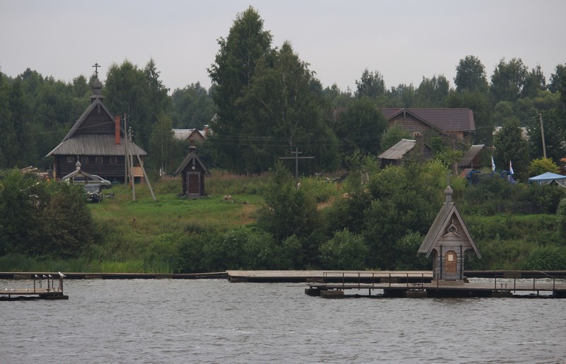 Церковь Филиппа, митрополита Московского, Селище (Калязинский район, Тверская область). общий вид в ландшафте, Вид церкви и трех часовен при ней с реки Волги вниз по течению