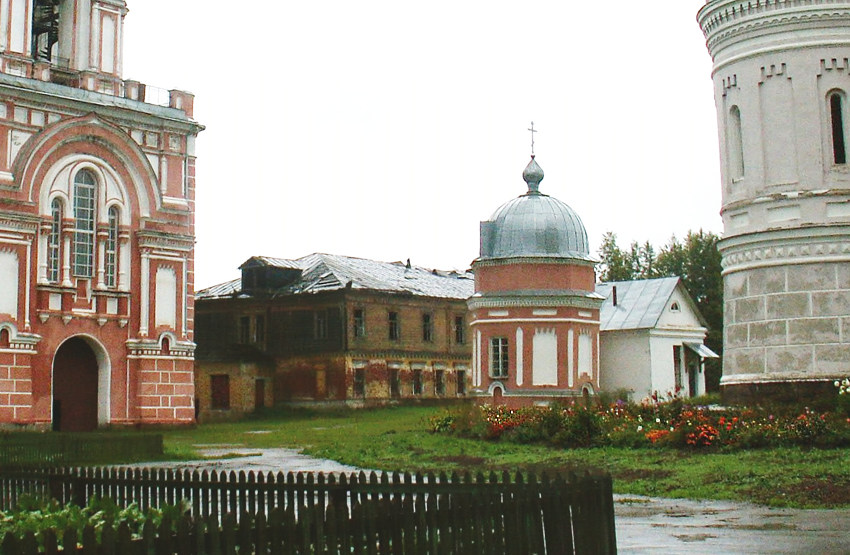 Вышний Волочёк. Казанский монастырь. Неизвестная надкладезная часовня. общий вид в ландшафте, надкладезная часовня над источником