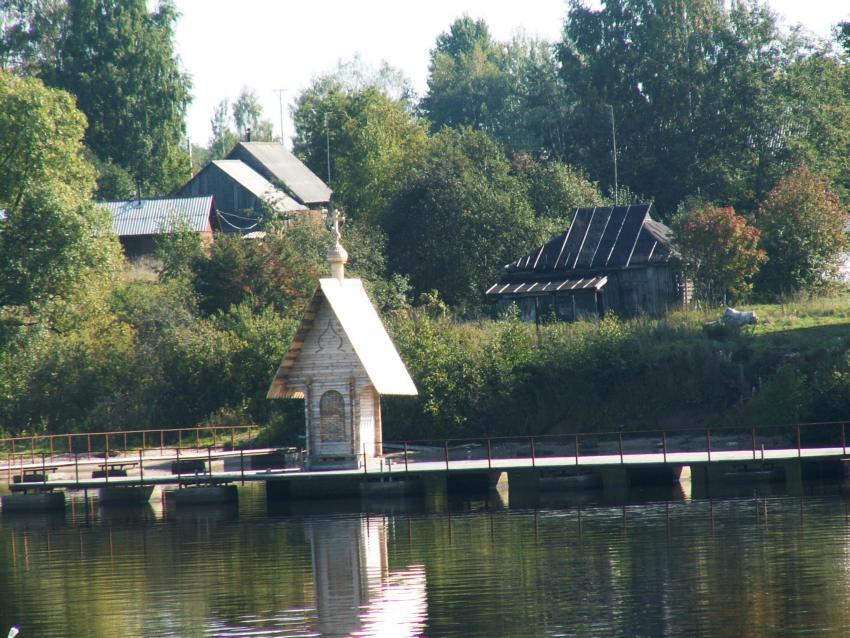 Церковь Филиппа, митрополита Московского, Селище (Калязинский район, Тверская область). общий вид в ландшафте, часовенка на берегу Волги