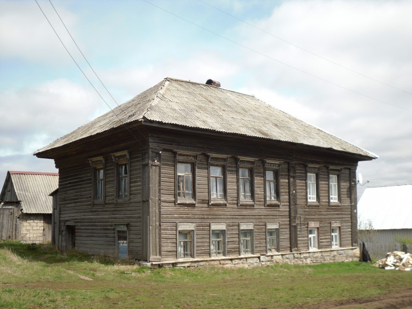 Церковь Александра Невского, Бым (Кунгурский район и г. Кунгур, Пермский край). дополнительная информация, дом священника - ровесник храма