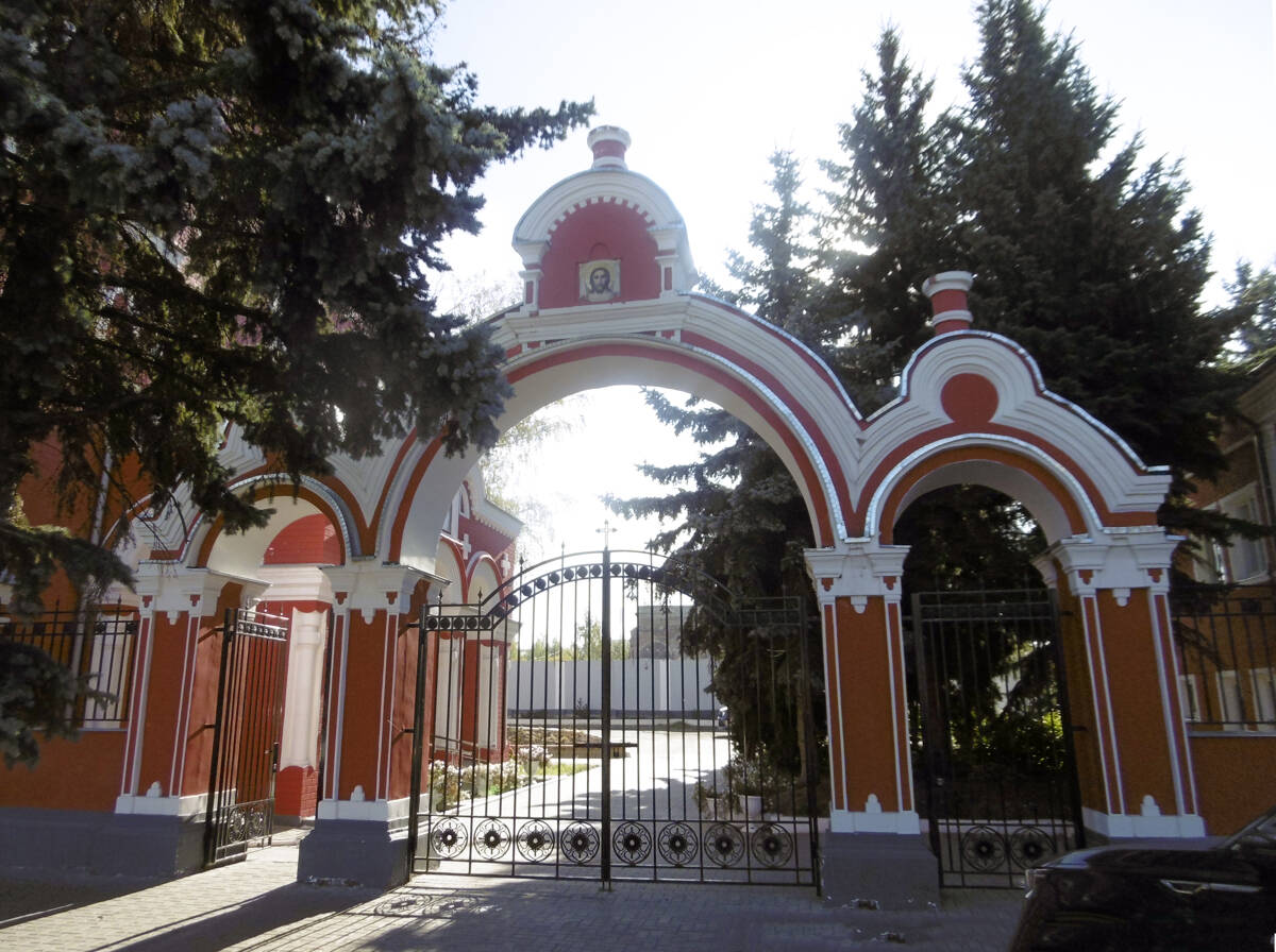 Церковь Александра Невского в Сормове, Сормовский район (Нижний Новгород, город, Нижегородская область). дополнительная информация, Главные врата ограды церковной территории