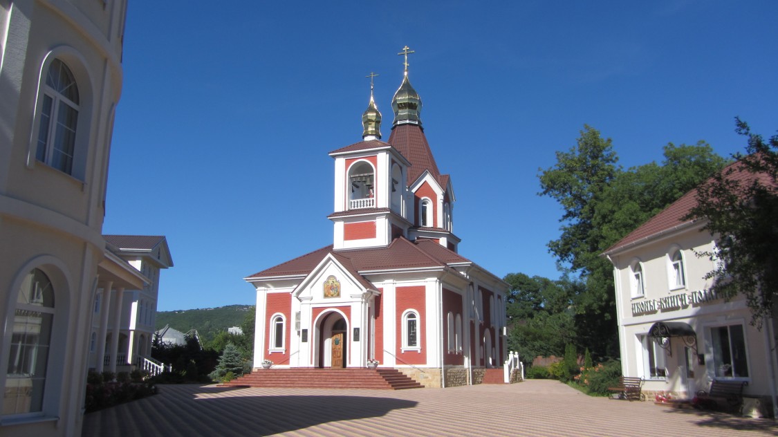 Дивноморское. Церковь Сергия Радонежского. фасады