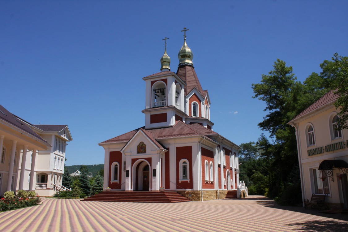 Дивноморское. Церковь Сергия Радонежского. фасады