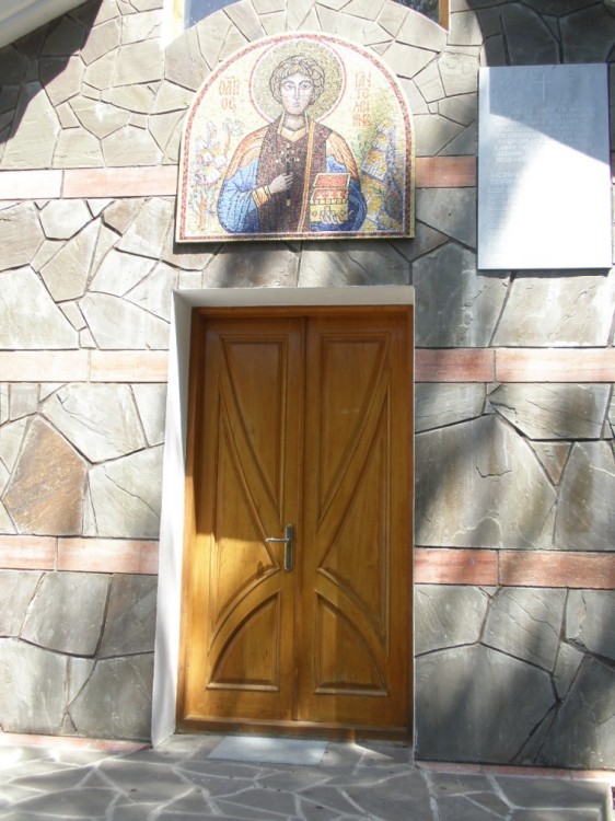 Сочи. Церковь Пантелеимона Целителя в микрорайоне КСМ. фасады, Вход в притвор