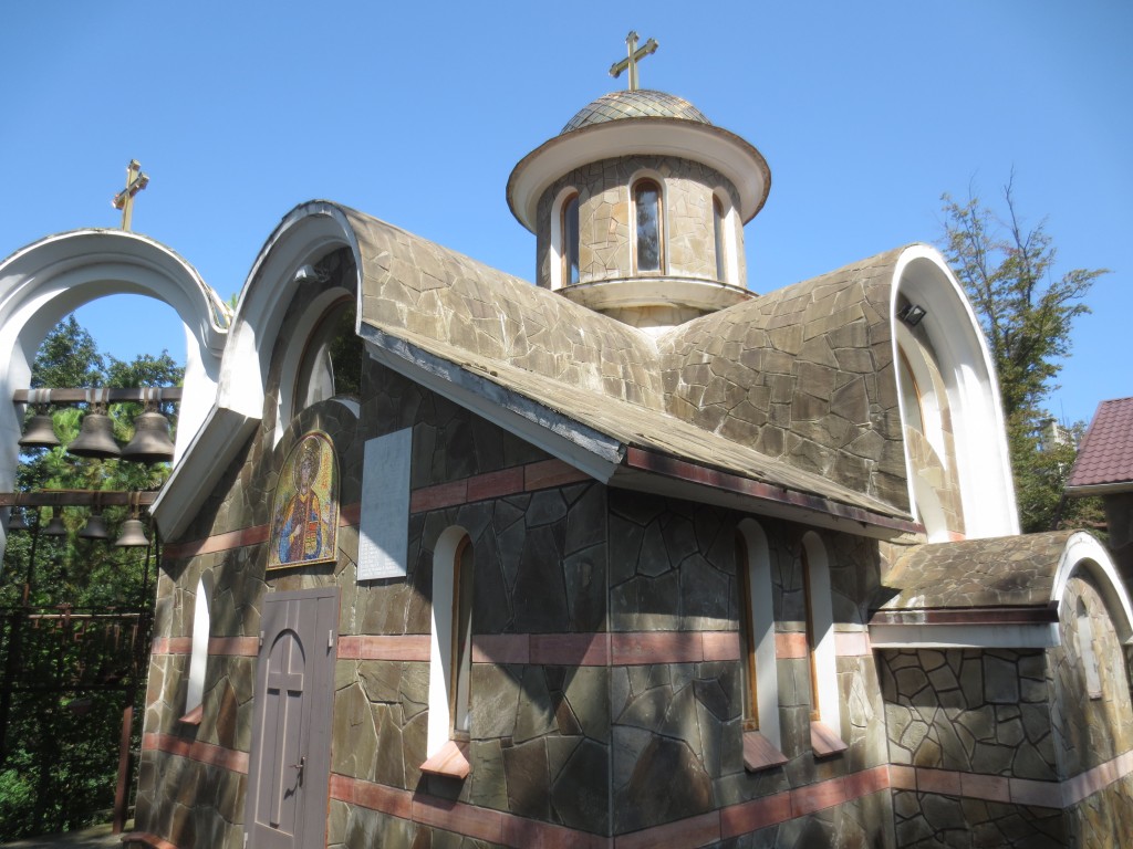Сочи. Церковь Пантелеимона Целителя в микрорайоне КСМ. фасады