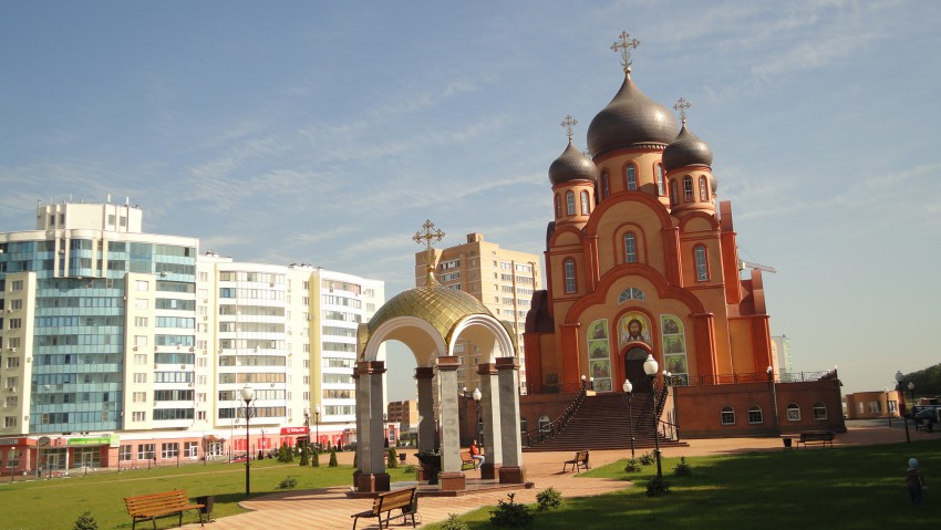 Старый Оскол. Церковь Сергия Радонежского. общий вид в ландшафте, Общий вид. На переднем плане - ротонда с бюветом для святой воды