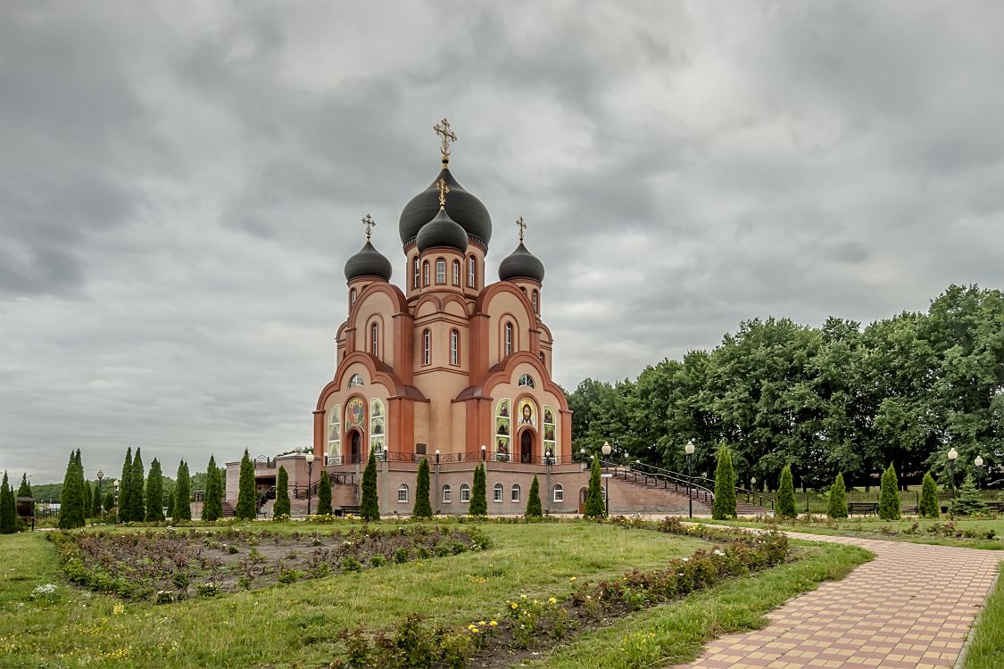 Старый Оскол. Церковь Сергия Радонежского. общий вид в ландшафте
