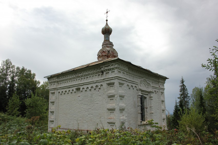 Искор. Часовня Параскевы Пятницы. общий вид в ландшафте