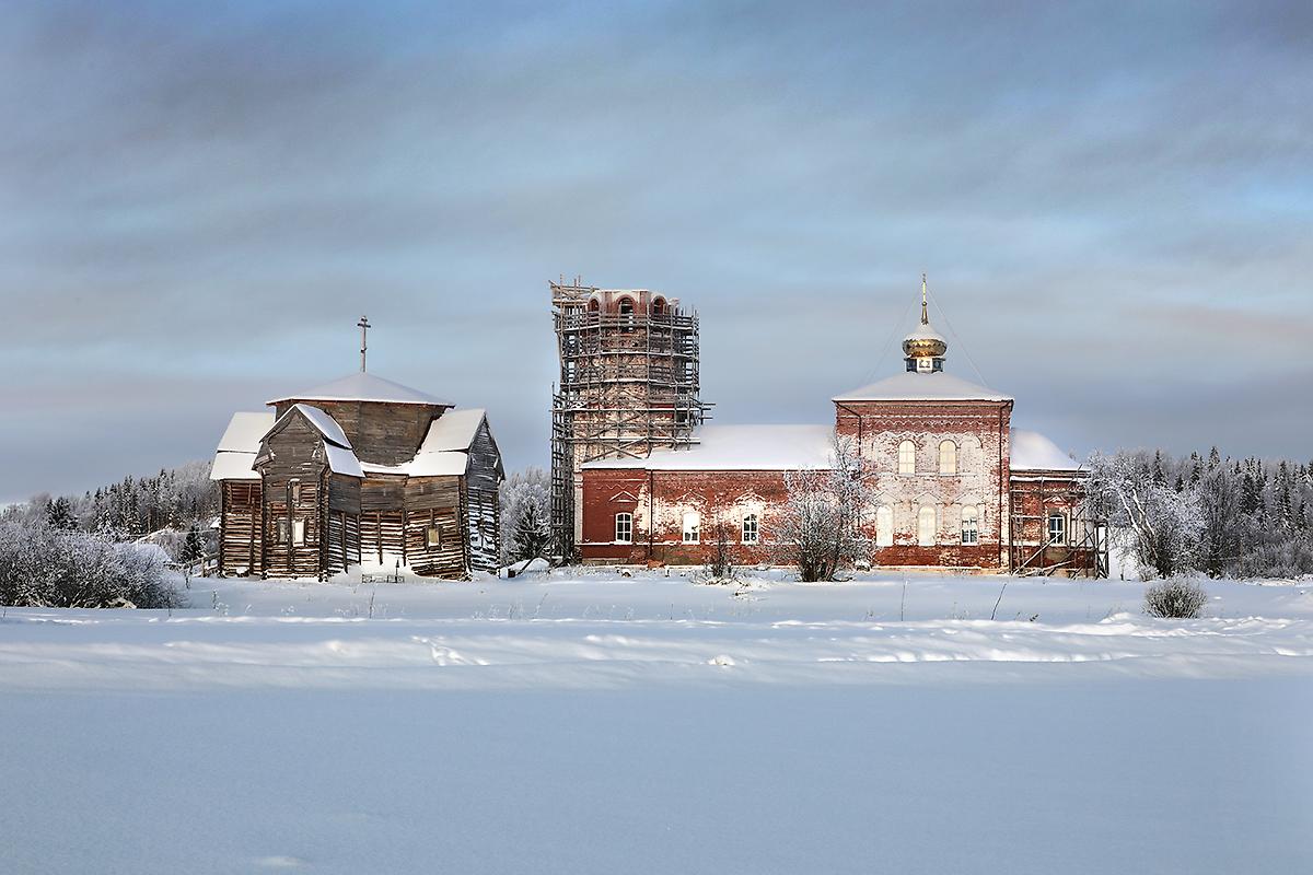 общий вид в ландшафте. Церковь Успения Пресвятой Богородицы, Верховье (Приморский район, Архангельская область)