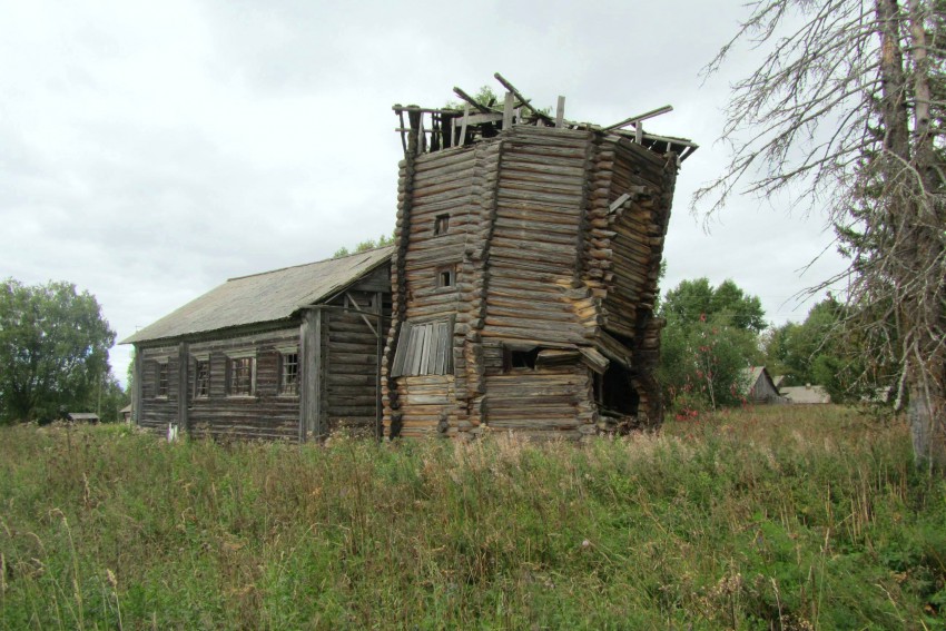 Церковь Илии Пророка, Часовенская (Задняя Дуброва) (Плесецкий район, Архангельская область). документальные фотографии, вид с юго-востока, за два года состояние ухудшилось