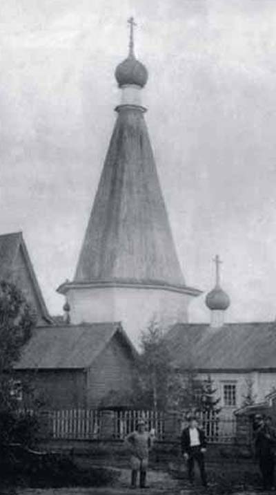 Церковь Илии Пророка, Часовенская (Задняя Дуброва) (Плесецкий район, Архангельская область). документальные фотографии, Шатер Ильинской церкви, фотография начала 20 века. Источник: http://www.onegaonline.ru/html/dz2/seef.asp?razdel=%C7%E0%E4%ED%FF%FF%20%C4%F3%E1%F0%EE%E2%E0%20(%D7%E0%F1%EE%E2%E5%ED%F1%EA%E0%FF)&zag=2367&x=%EE%E1%F9%E8%E9%20%F0%E0%E7%E4%E5%EB