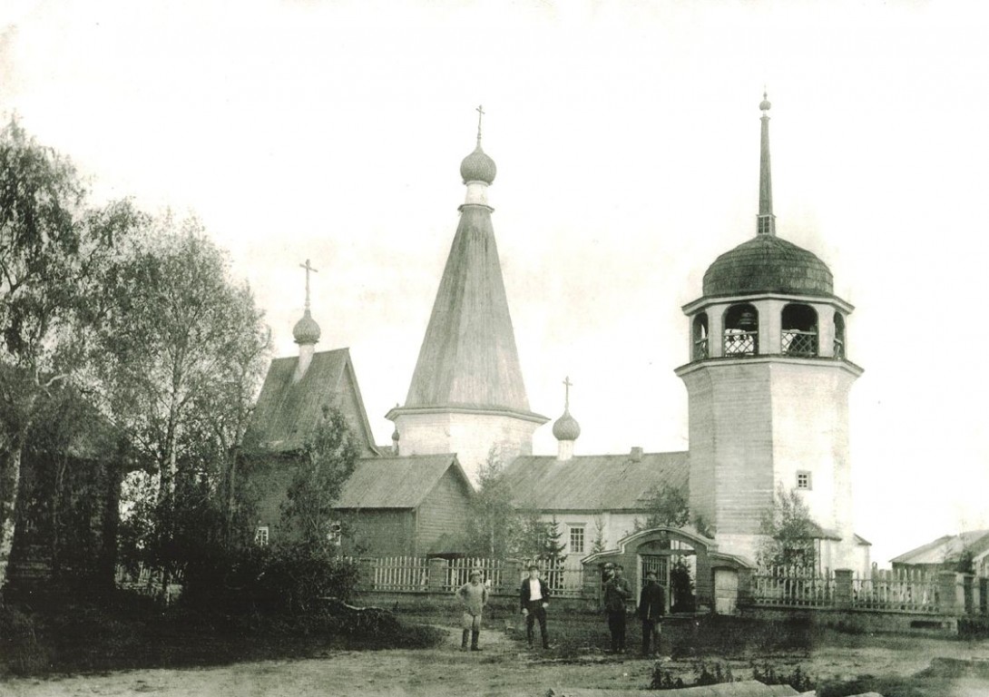 Церковь Илии Пророка, Часовенская (Задняя Дуброва) (Плесецкий район, Архангельская область). архивная фотография, Церкви Заднедубровского погоста: шатровая Ильинская и клинчатая Успенская. Фото до 1917 года