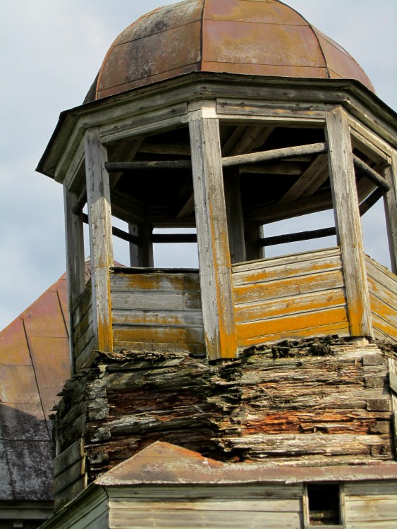 Церковь Николая Чудотворца, Спицынская (Каргопольский район, Архангельская область). архитектурные детали, Просевший столб колокольни подперт брусками не снизу, а сверху. Лучше, чем ничего...