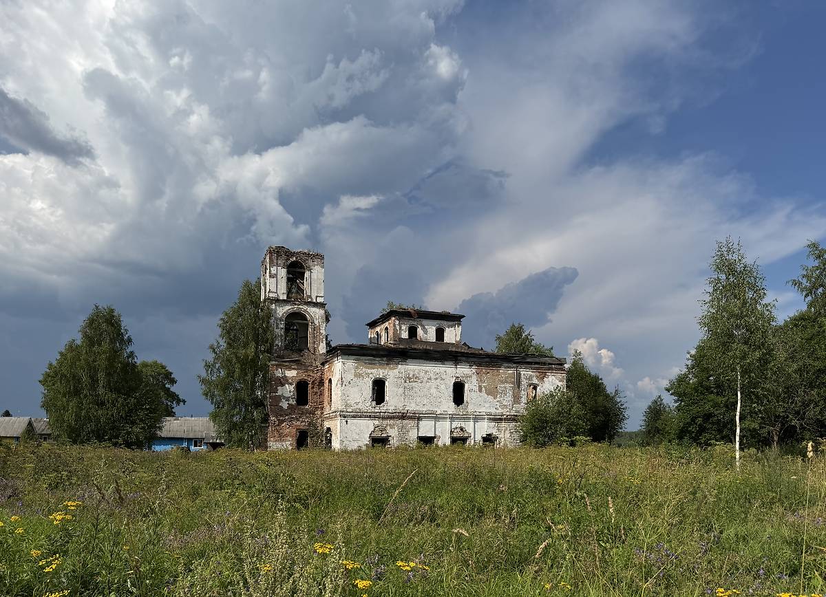 Вид с юго-запада, общий вид в ландшафте. Церковь Рождества Христова, Семёновская (Троица) (Каргопольский район, Архангельская область)