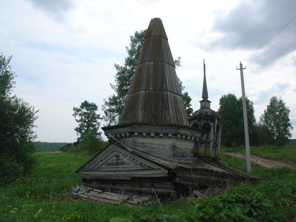 Часовня Воздвижения Креста Господня, Савинская (Акуловская, Зимницы) (Каргопольский район, Архангельская область). фасады, 16.06.2006
