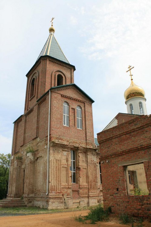 Пролетарск. Церковь Флора и Лавра. общий вид в ландшафте