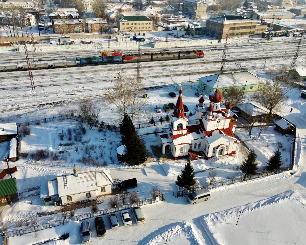 Иланский. Церковь Александра Невского. общий вид в ландшафте, Вся территория храма с Георгиевской часовней