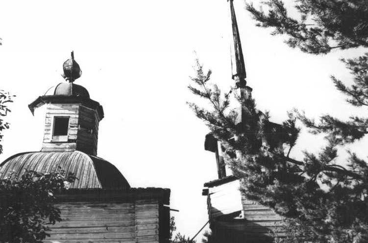 Часовня Николая Чудотворца, Кони (Княжпогостский район, Республика Коми). архивная фотография, Вид на верхи часовни с севера, фотография 1970-х годов из учетной карточки памятника архитектуры: http://kulturnoe-nasledie.ru/monuments.php?id=1100101000 