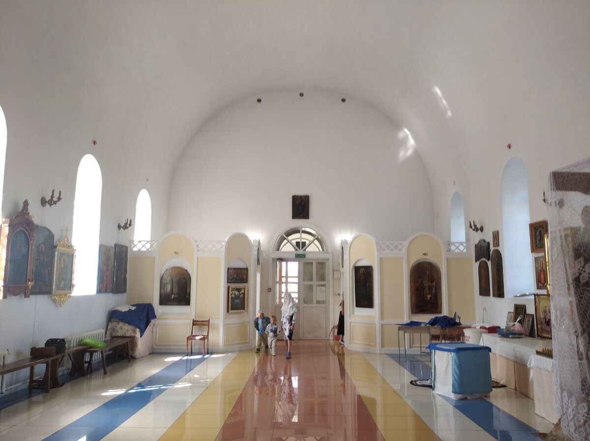 Церковь Николая Чудотворца, Илюшкино (Павловский район, Ульяновская область). интерьер и убранство, Боковые отделы в притворе храма: гардеробная и лавка храма