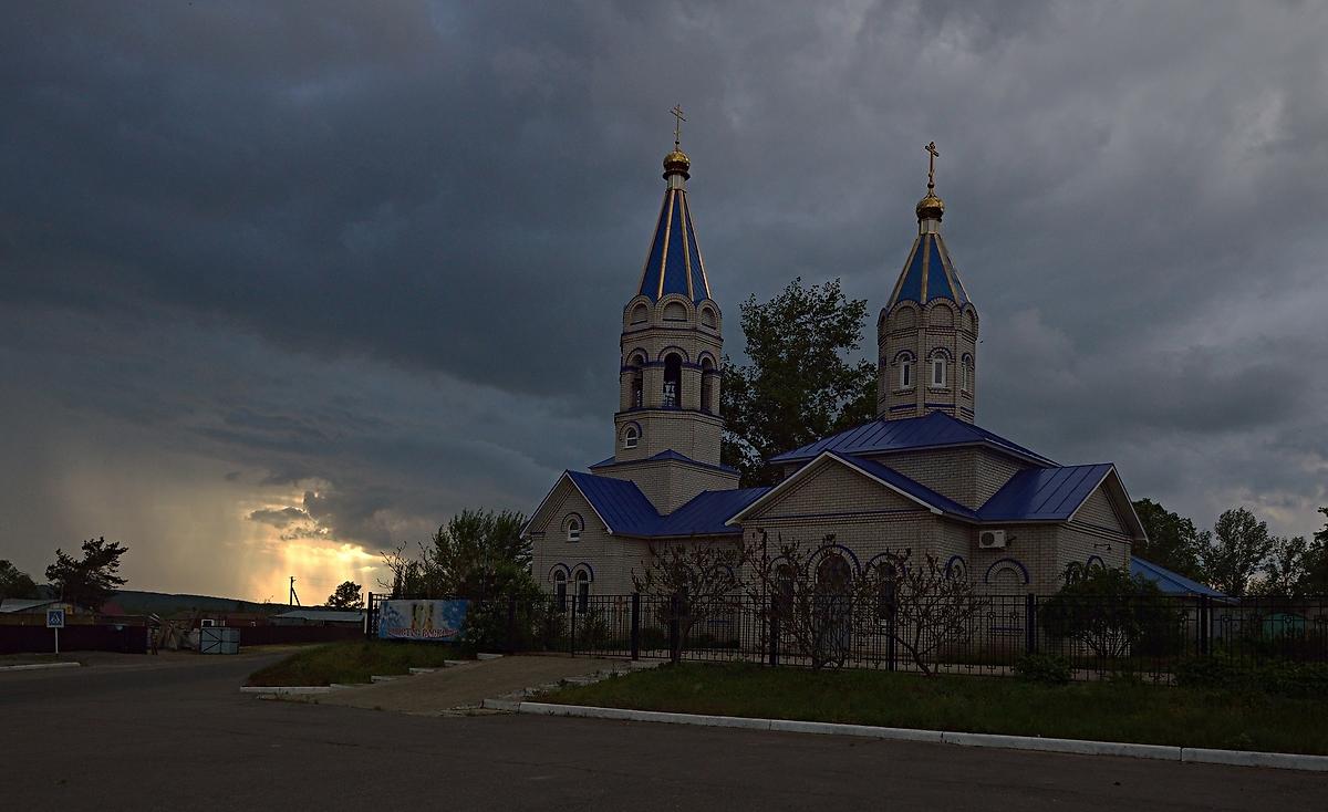 Под покрывалом Грозового фронта, художественные фотографии. Церковь Введения во храм Пресвятой Богородицы, Каменно-Верховка (Каширский район, Воронежская область)