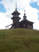 Часовня Введения во храм Пресвятой Богородицы, Вид от подножия холма<br>, Средняя Отла, Княжпогостский район, Республика Коми