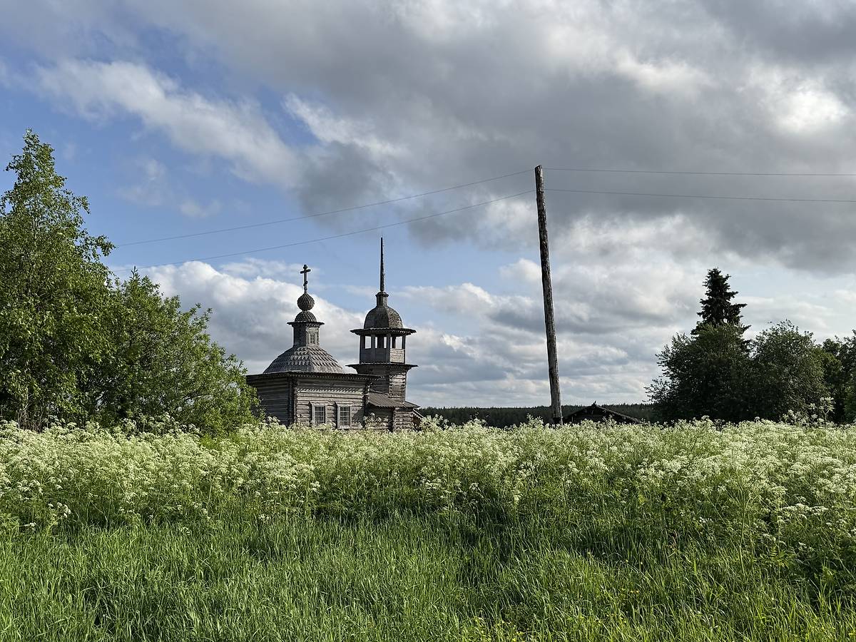 Общий вид с северо-востока, общий вид в ландшафте. Часовня Введения во храм Пресвятой Богородицы, Средняя Отла (Княжпогостский район, Республика Коми)