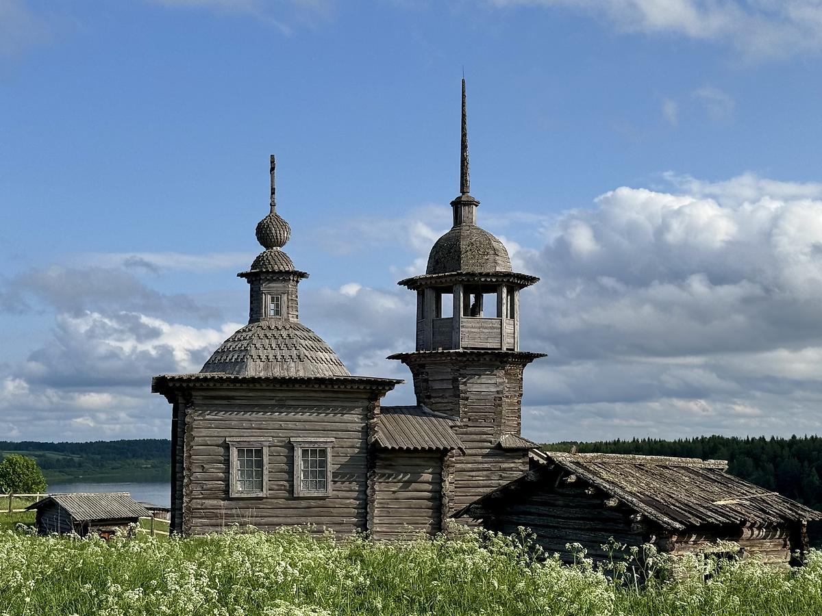 Вид с севера, фасады. Часовня Введения во храм Пресвятой Богородицы, Средняя Отла (Княжпогостский район, Республика Коми)