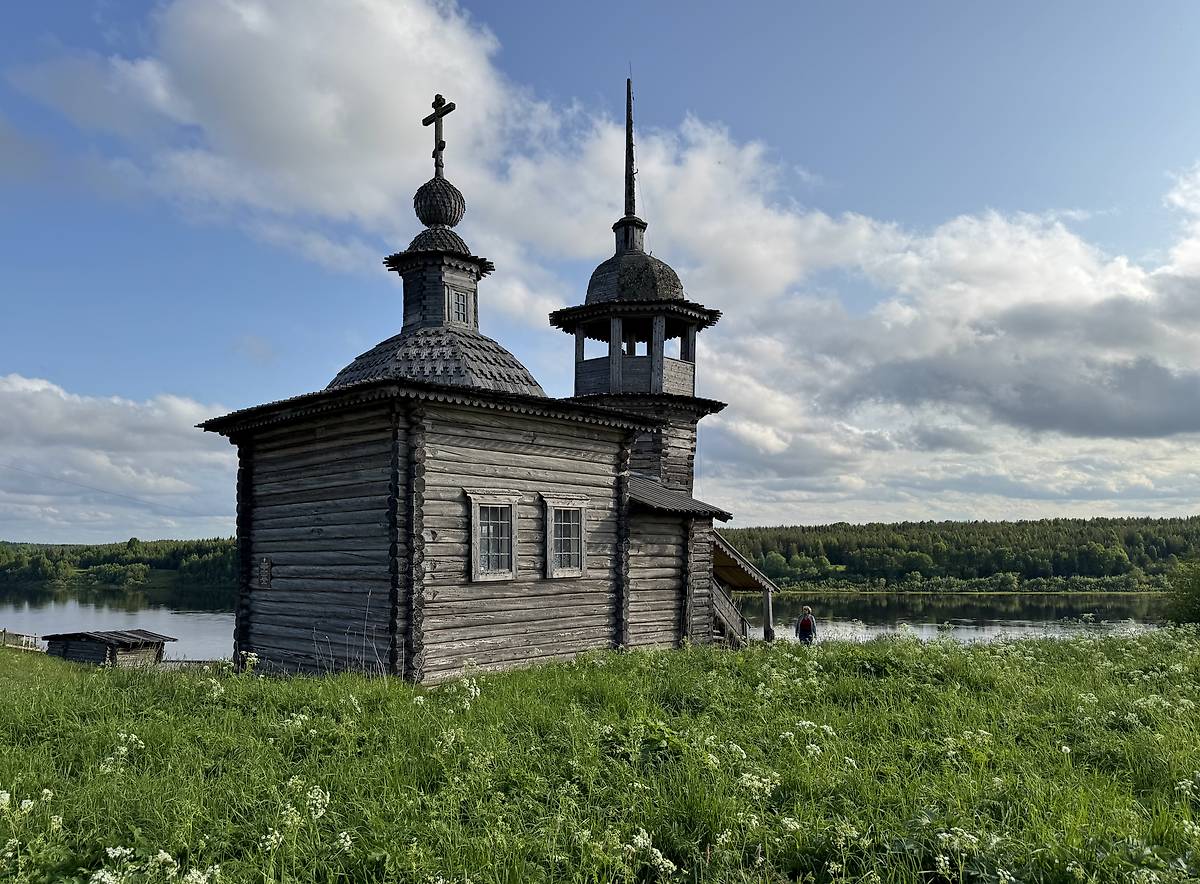 Вид с северо-востока, фасады. Часовня Введения во храм Пресвятой Богородицы, Средняя Отла (Княжпогостский район, Республика Коми)