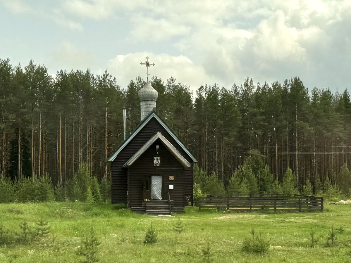 Вид с дороги, фасады. Церковь Николая Чудотворца, Серёгово (Княжпогостский район, Республика Коми)