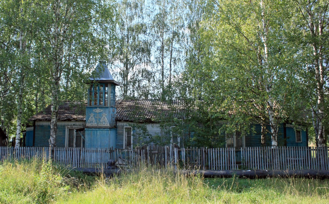 Церковь Успения Пресвятой Богородицы, Емва (Княжпогостский район, Республика Коми). дополнительная информация, Недействующий молельный дом со звонницей на территории церкви