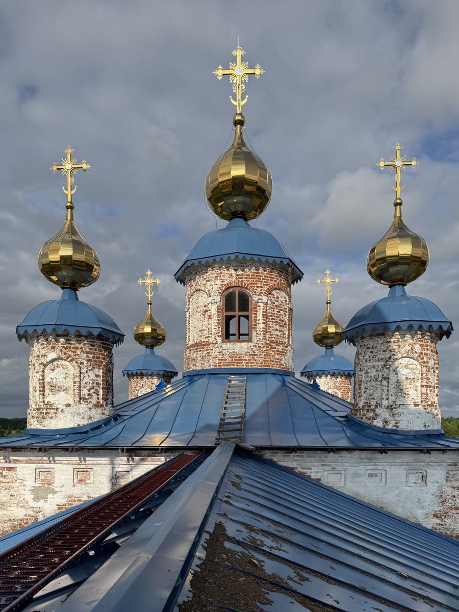 Пятиглавие, вид с колокольни, интерьер и убранство. Церковь Рождества Пресвятой Богородицы, Онежье (Княжпогостский район, Республика Коми)