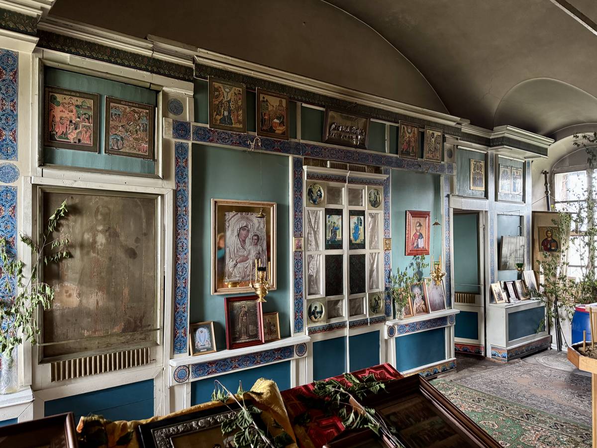 Иконостас, отделяющий трапезную от главного объёма в нижнем храме, интерьер и убранство. Церковь Рождества Пресвятой Богородицы, Онежье (Княжпогостский район, Республика Коми)