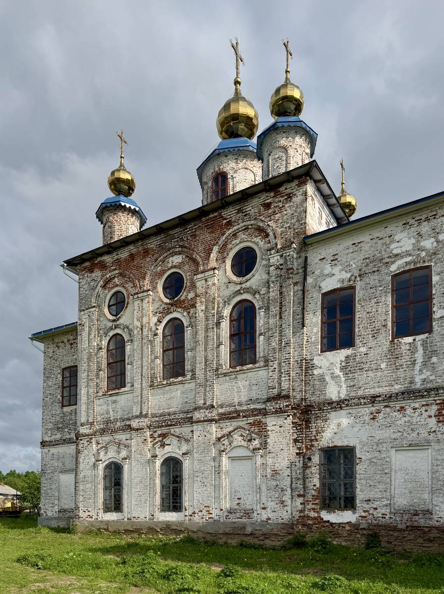 Северный фасад четверика, архитектурные детали. Церковь Рождества Пресвятой Богородицы, Онежье (Княжпогостский район, Республика Коми)