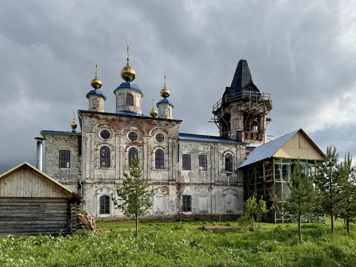 Вид с севера, фасады. Церковь Рождества Пресвятой Богородицы, Онежье (Княжпогостский район, Республика Коми)