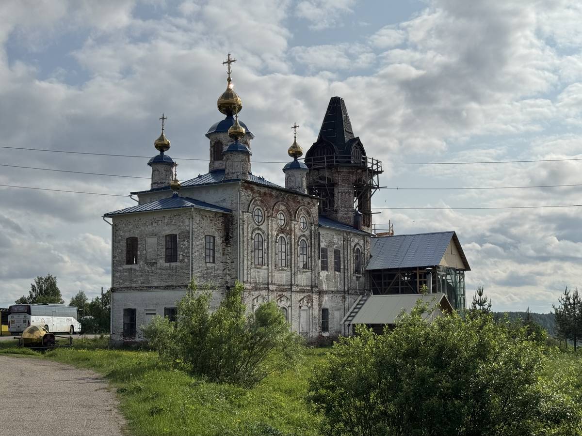 Вид с северо-востока, фасады. Церковь Рождества Пресвятой Богородицы, Онежье (Княжпогостский район, Республика Коми)