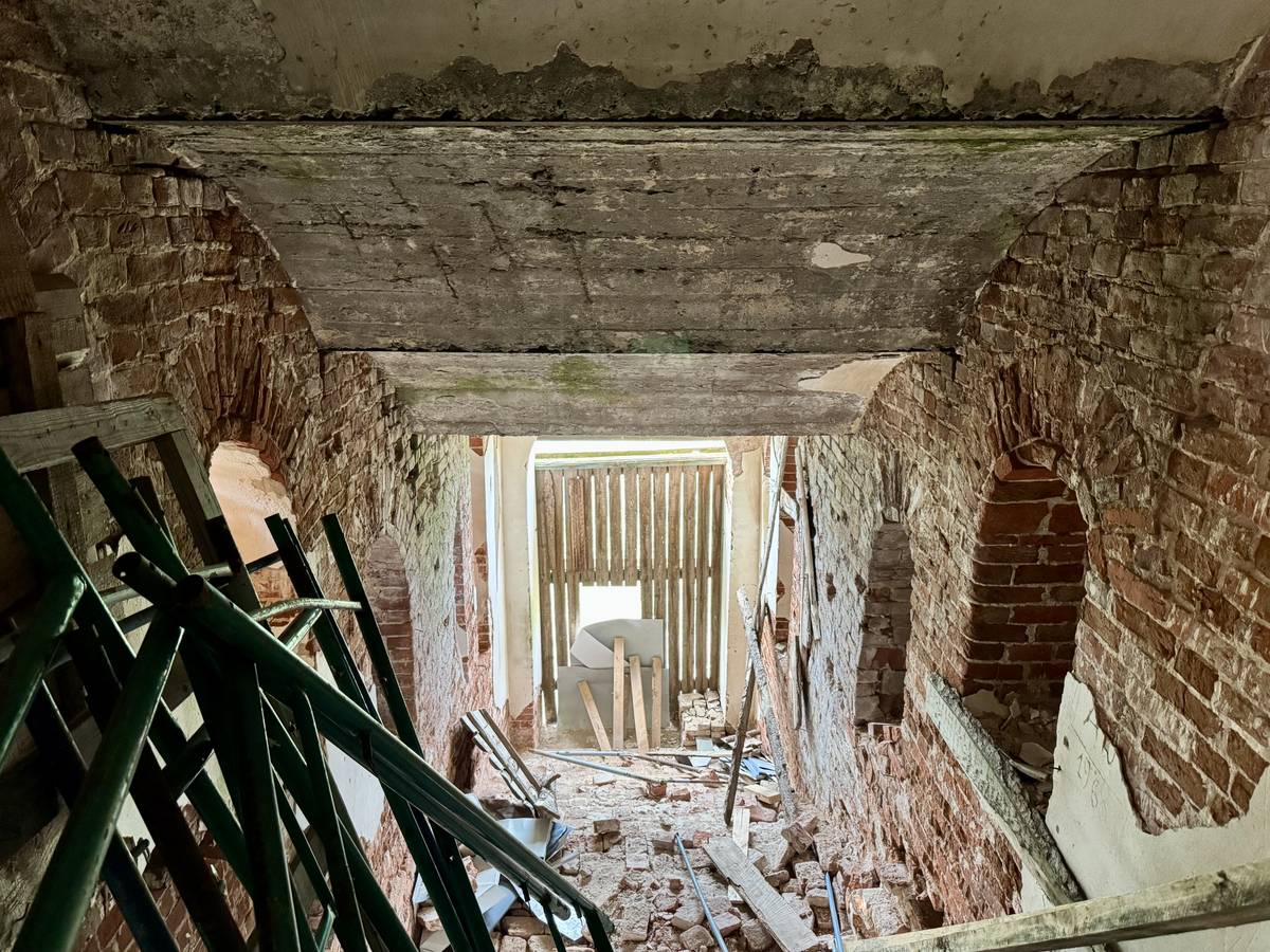 Всход крыльца, интерьер и убранство. Церковь Рождества Пресвятой Богородицы, Онежье (Княжпогостский район, Республика Коми)