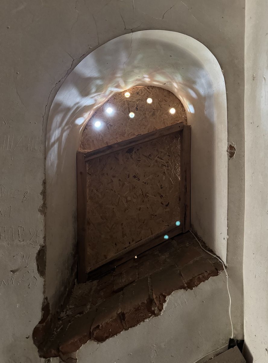 Проём крыльца, перекрытый консервационным щитом, интерьер и убранство. Церковь Рождества Пресвятой Богородицы, Онежье (Княжпогостский район, Республика Коми)