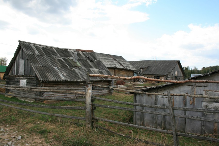 Кылтовский Крестовоздвиженский монастырь, Кылтово (Княжпогостский район, Республика Коми). общий вид в ландшафте, Хозпостройки монастыря